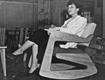 lina bo bardi sentada na cadeira de balanço projetado por ela e giancarlo palanti para o studio d'arte palma - 1948